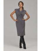 Robe grise cintrée à ceinture