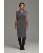 Robe grise cintrée à ceinture