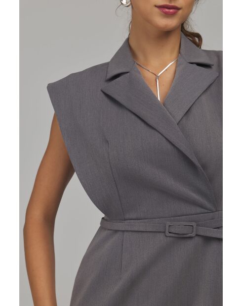 Robe grise cintrée à ceinture