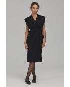 Robe noire cintrée à ceinture