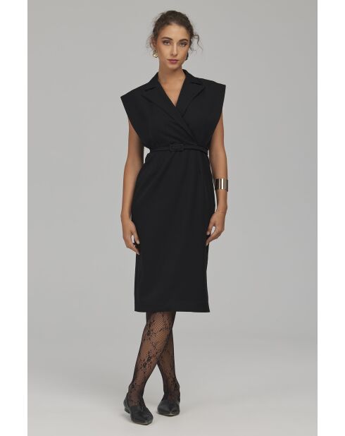 Robe noire cintrée à ceinture