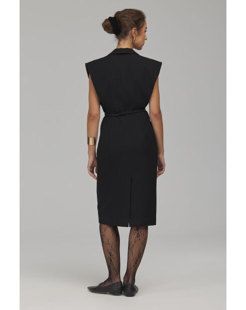 Robe noire cintrée à ceinture