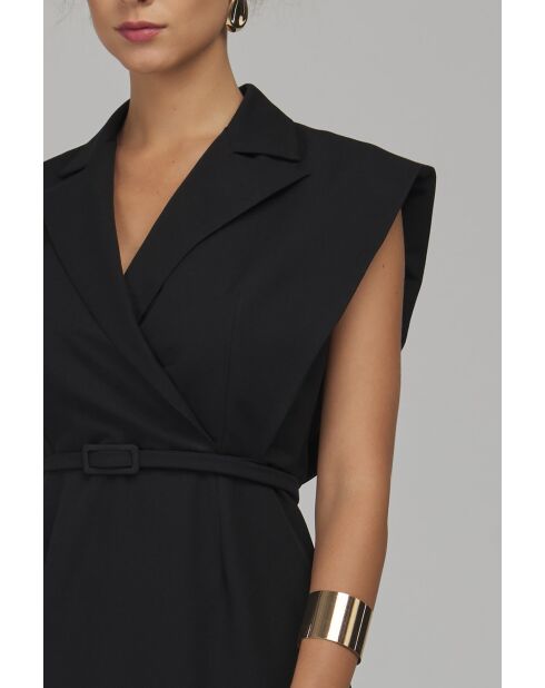 Robe noire cintrée à ceinture
