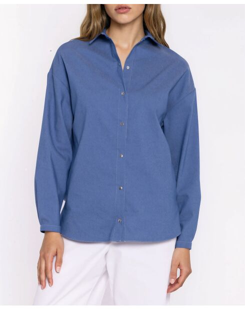 Übergroßes blaues Jeanshemd