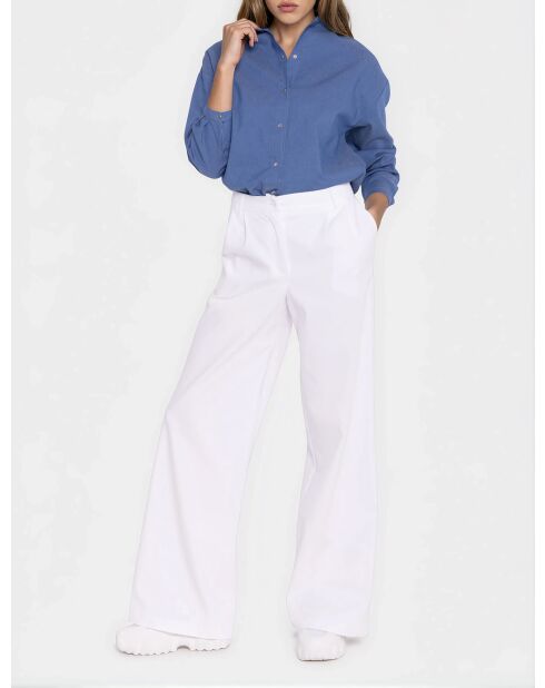 Übergroßes blaues Jeanshemd