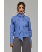 Blaue taillierte Krawattenbluse