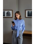 Blaue taillierte Krawattenbluse
