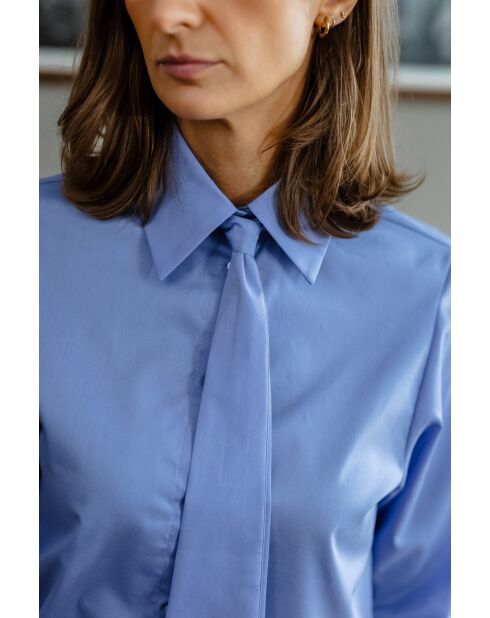 Blaue taillierte Krawattenbluse