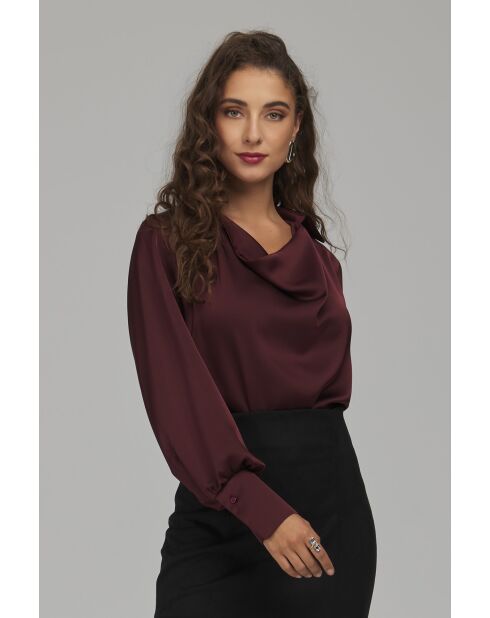 Chemisier bordeaux à col avec un décolleté en V doux