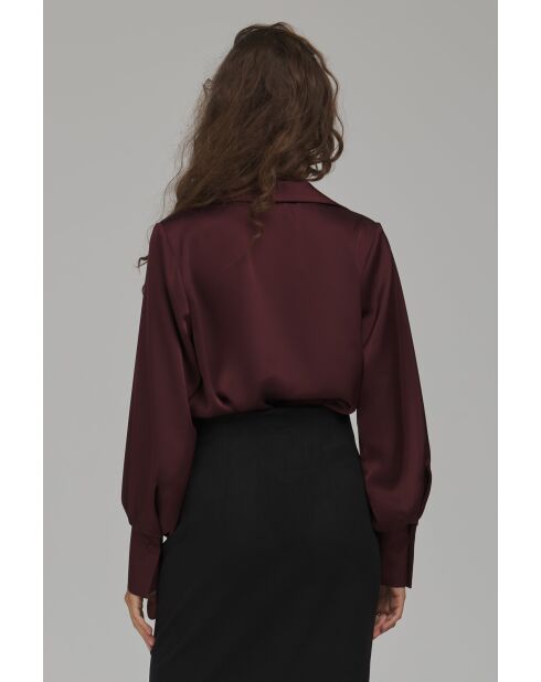 Chemisier bordeaux à col avec un décolleté en V doux