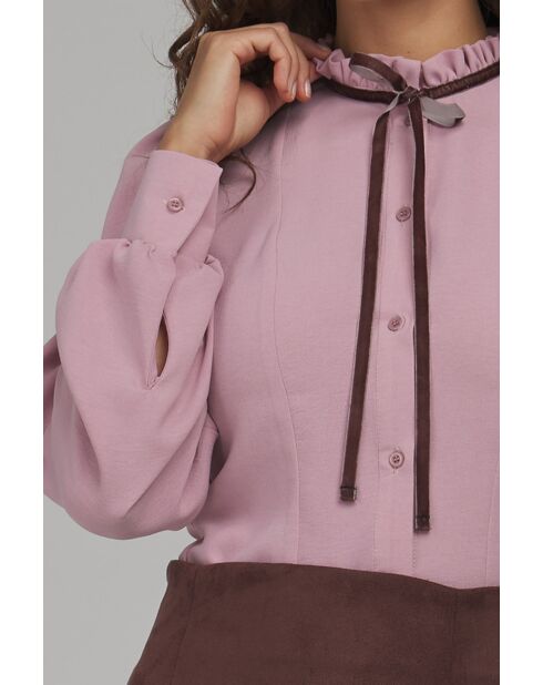 Blusa entallada rosa con cuello alto