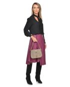 Schultertasche aus taupefarbenem Veloursleder - 17,5x24x6,5 cm