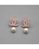 Boucles d'Oreilles CC Émail Rose & Perle Pendante