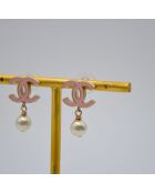 Boucles d'Oreilles CC Émail Rose & Perle Pendante