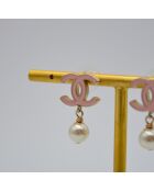 Boucles d'Oreilles CC Émail Rose & Perle Pendante