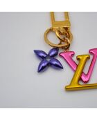 Porte-clés LV Initials & Fleur Monogram doré et rose - 10 x 3,5 cm