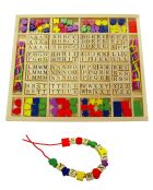 Juego de abalorios, letras y formas, colores vivos - 24 x 28 x 2 cm