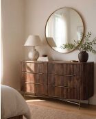 Cómoda de 6 cajones en madera de mango con acabado en nogal y metal dorado Tana - 133 x 45 x 85 cm