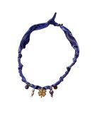 Indische Halskette aus Baumwolle mit lila Kleeblatt