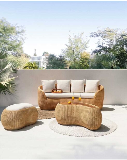 Salon de jardin en rotin tressé avec canapé, pouf et table basse Banua naturel et blanc - Canapé : 220 x 80 x 86 cm / Pouf : 81 x 63 x 43 cm / Table basse : 106 x 71 x 46 cm