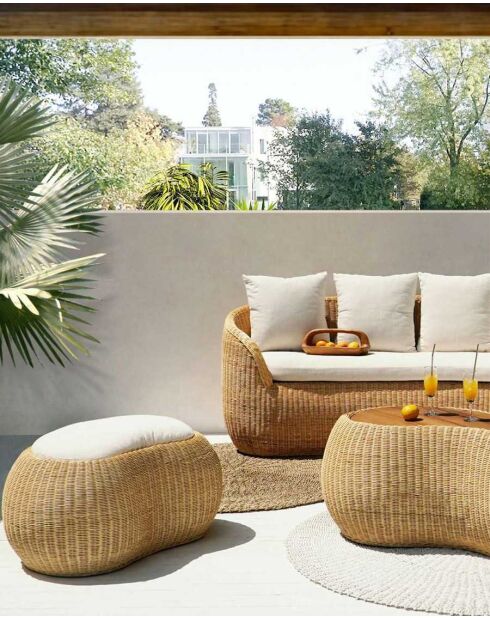 Salon de jardin en rotin tressé avec canapé, pouf et table basse Banua naturel et blanc - Canapé : 220 x 80 x 86 cm / Pouf : 81 x 63 x 43 cm / Table basse : 106 x 71 x 46 cm