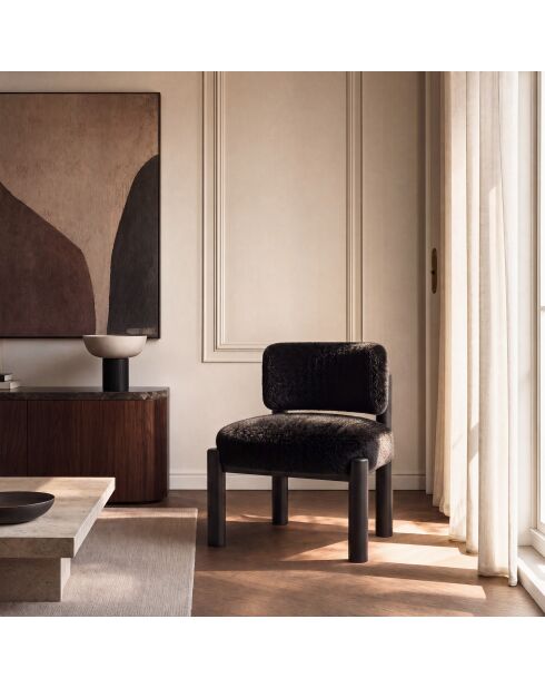 Fauteuil TOM fausse fourrure noire et pieds noirs