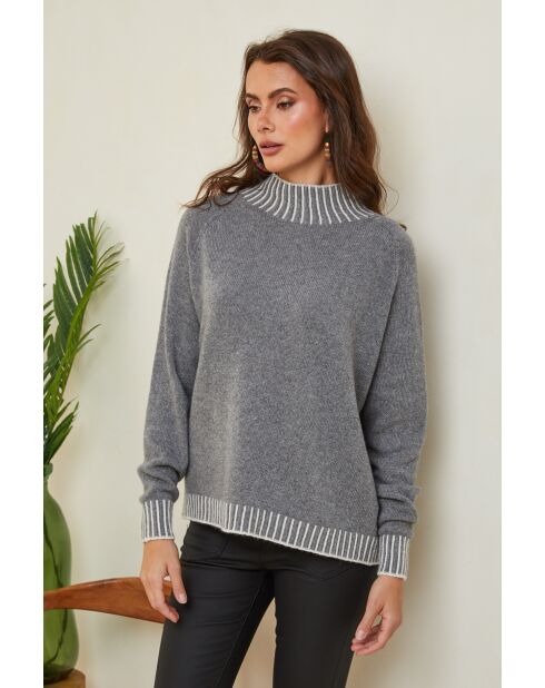Grauer Csepreg Wollpullover
