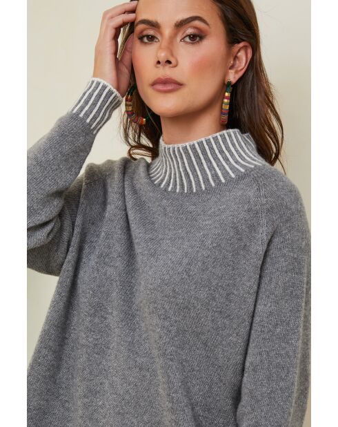 Grauer Csepreg Wollpullover