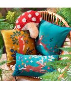 Housse de coussin Fables enchantées en coton moutarde et bleu marine - 40 x 40 cm.