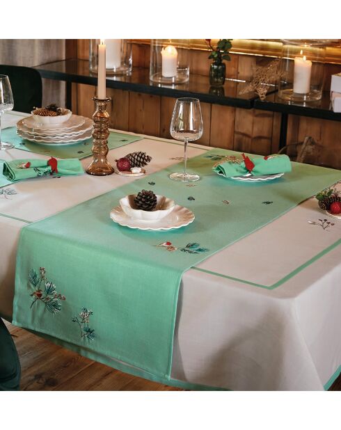 Runner da tavola Holiday Symphony ricamato di colore verde morbido, 45 x 150 cm.