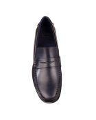 Elegantes mocasines de piel con suela de goma azul marino