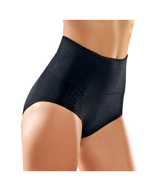 Zwart slipje met platte buik en actie