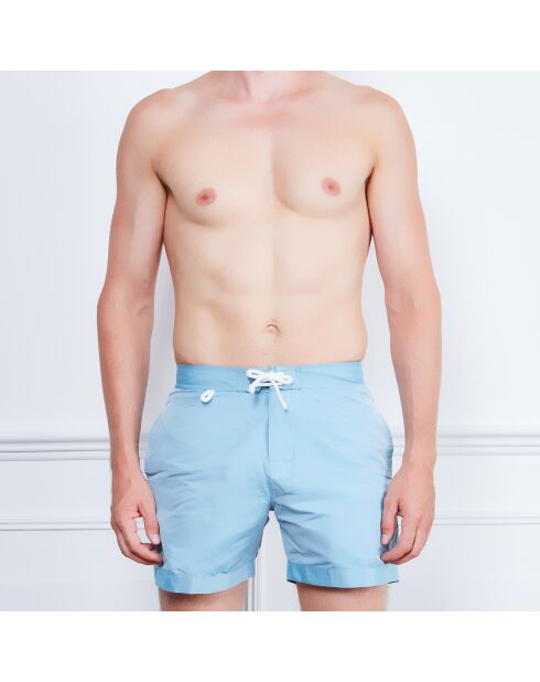 Wassergrüne, schlichte Boardshorts