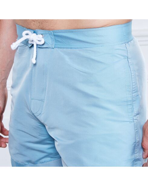 Wassergrüne, schlichte Boardshorts