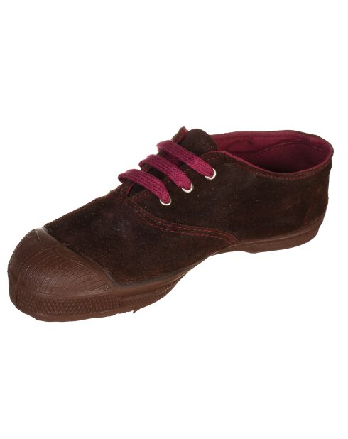 Sneakers aus Samtleder mit braunen Schnürsenkeln