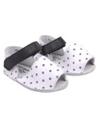 Schwarze gepunktete Ledersandalen