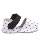 Schwarze gepunktete Ledersandalen