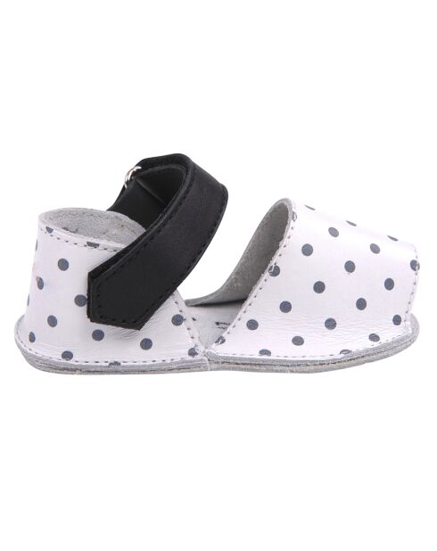 Schwarze gepunktete Ledersandalen