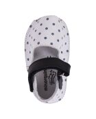 Schwarze gepunktete Ledersandalen