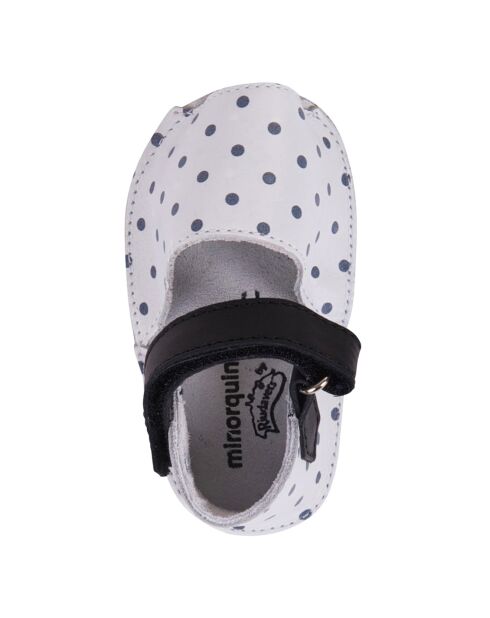 Schwarze gepunktete Ledersandalen
