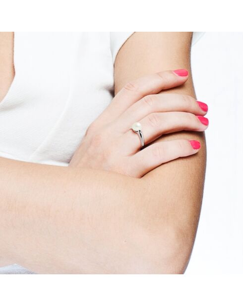 Anello con diamante solitario in oro bianco e perla d'acqua dolce bianca naturale