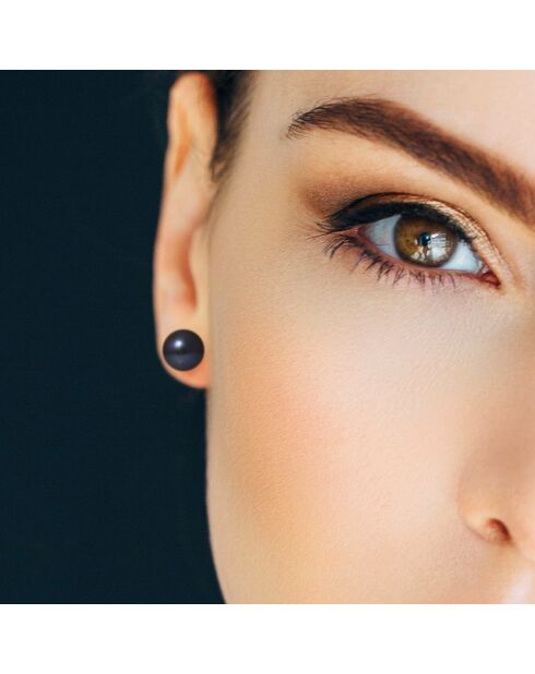 Witgouden oorbellen met zoetwaterparels en zwarte knopen