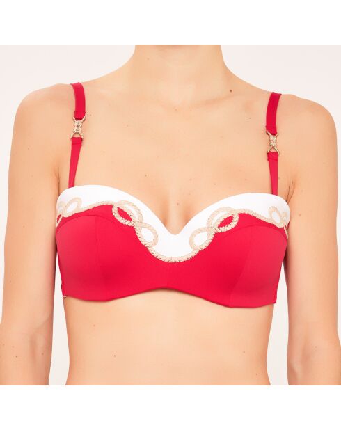 Rotes Badeanzugoberteil mit Muschelstirnband