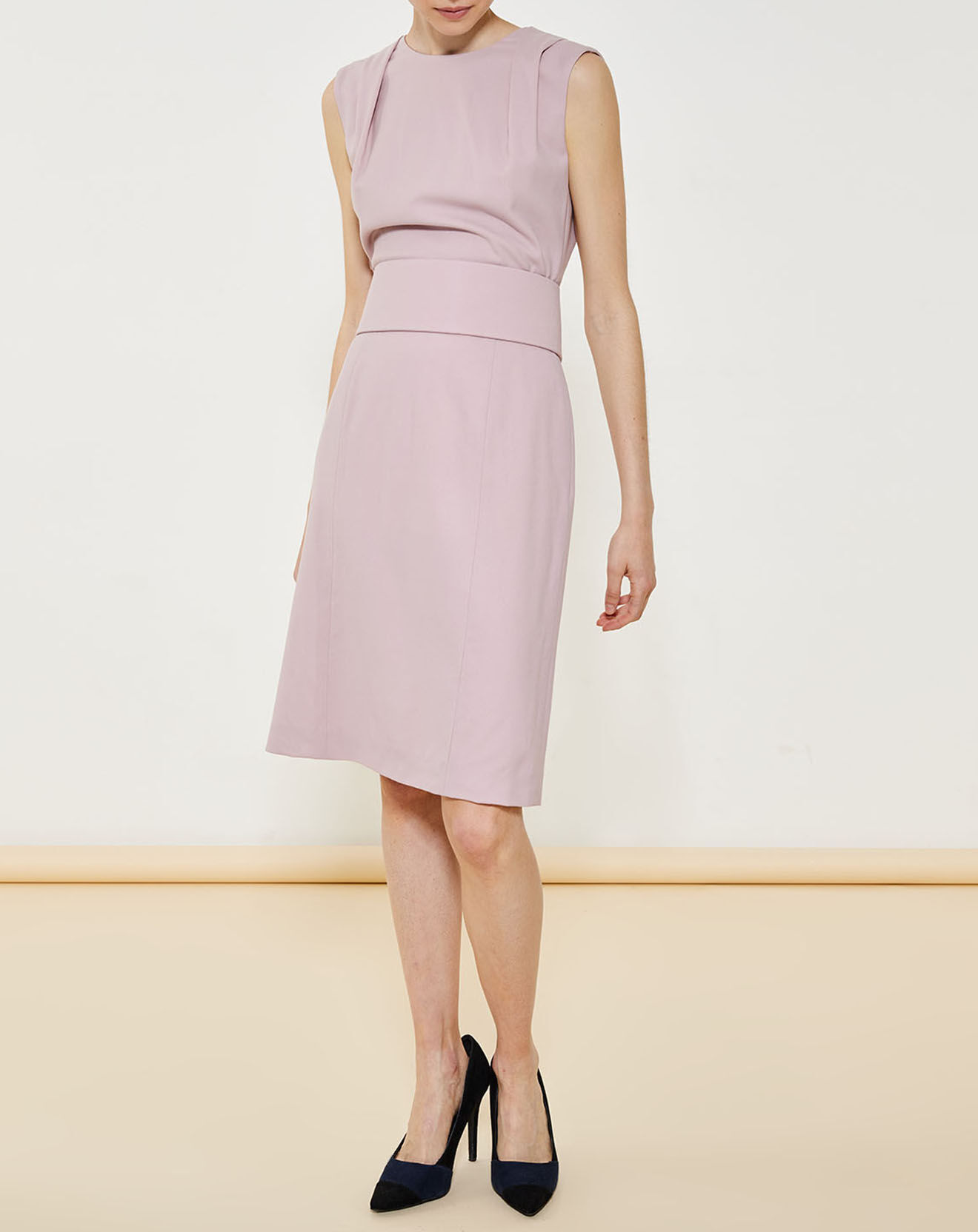 Robe mi-courte droite en Laine Vierge ceinturée rose pâle