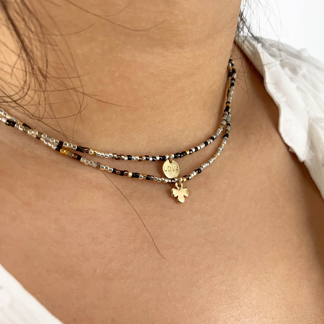 nilaï paris - collier love en laiton doré & perles miyuki argentées