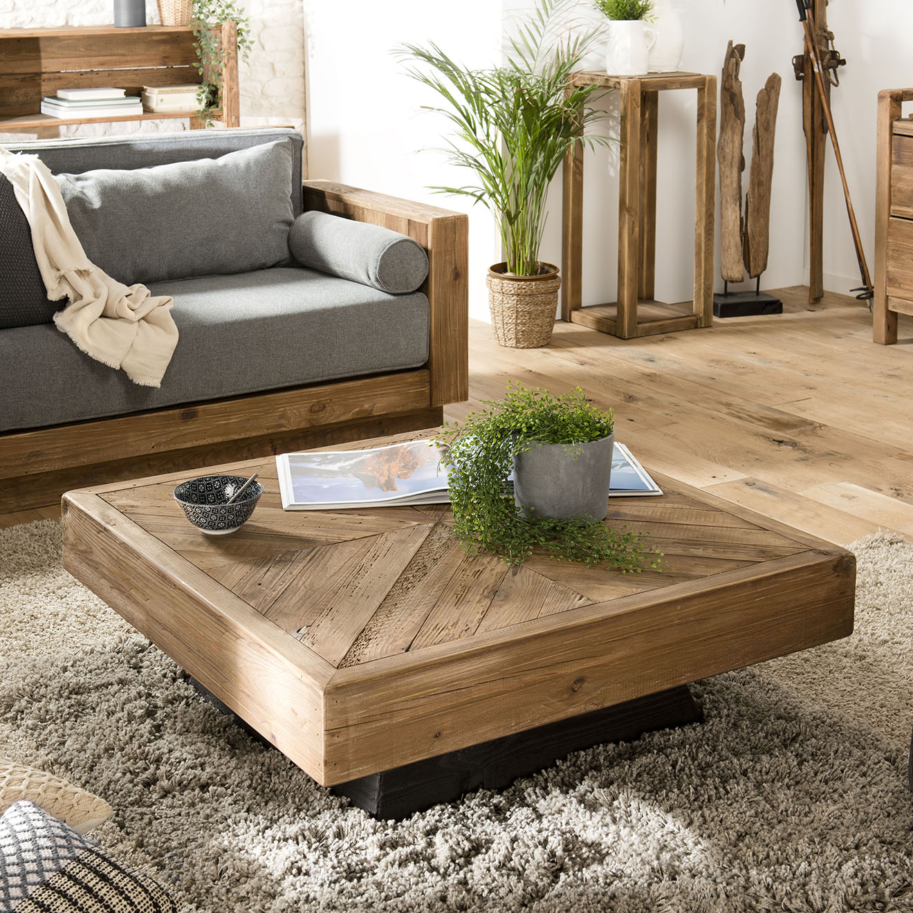 Table basse carr&eacute;e en pin recycl&eacute; pi&egrave;tement noir L99