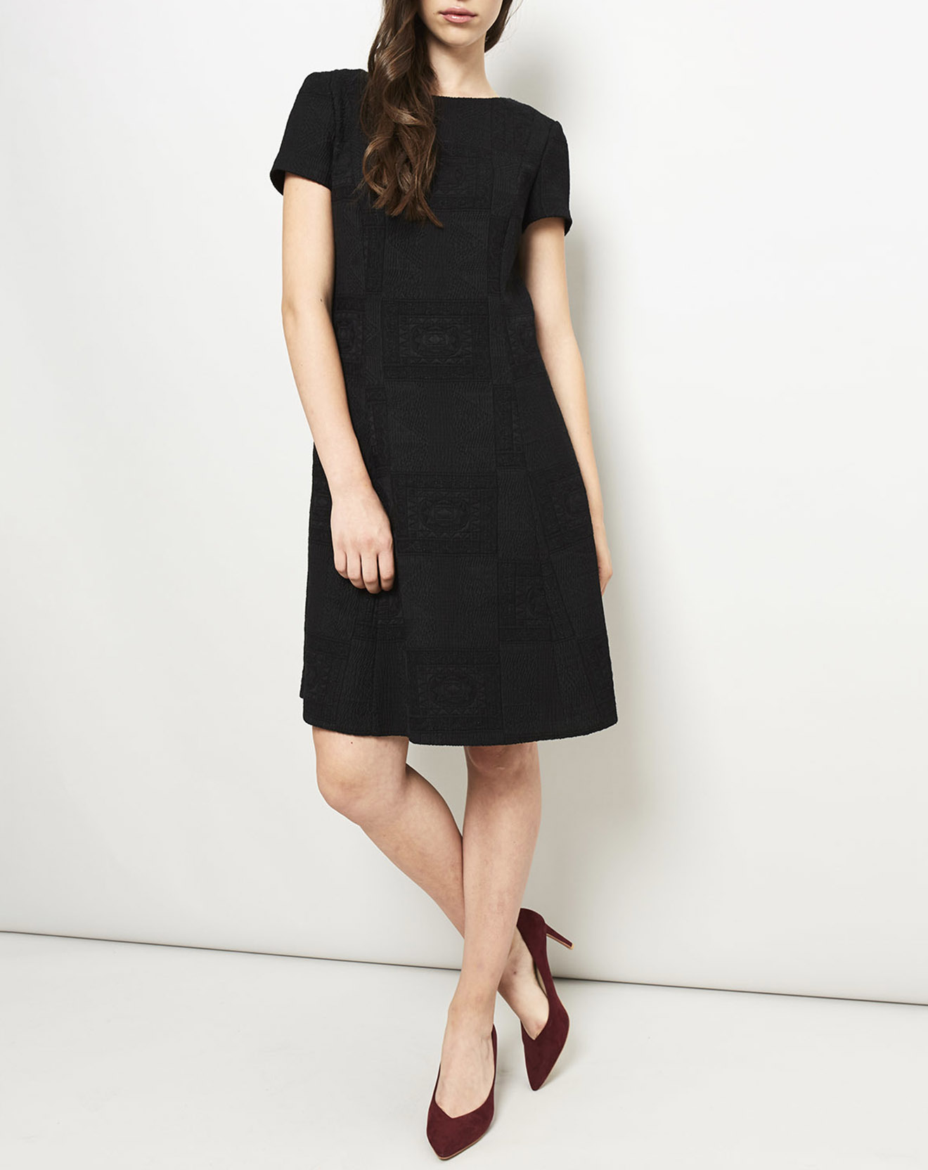 Robe patineuse à motifs en relief noire